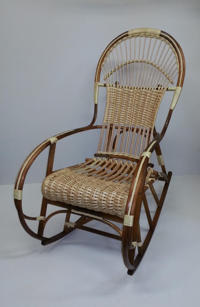 Плетеное кресло-качалка из ротанга в интерьере